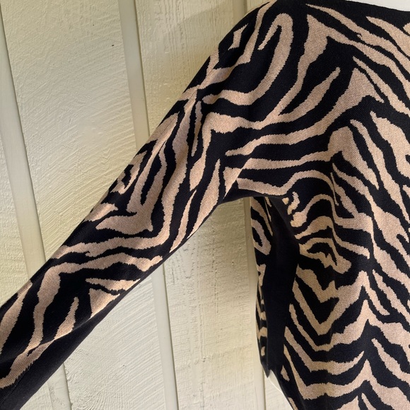 Cabi tiger print sweatshirt - size M - Picture 3 of 12